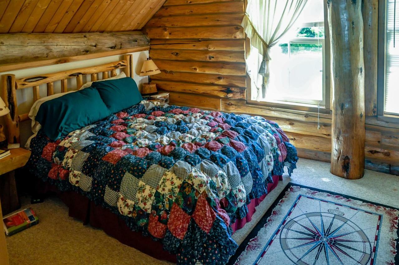 Log Home On Lopez-Spencer Spit Port Stanley エクステリア 写真